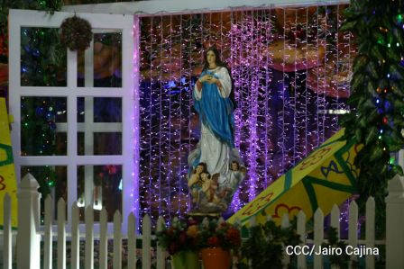Altares a la Purísima en la Avenida de Bolívar a Chávez