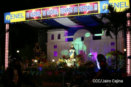 Altares a la Purísima en la Avenida de Bolívar a Chávez