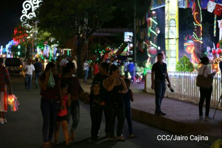 Altares a la Purísima en la Avenida de Bolívar a Chávez
