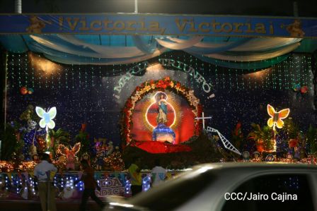 Altares a la Purísima en la Avenida de Bolívar a Chávez
