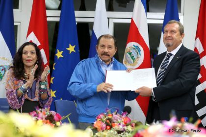 Daniel y Rosario reciben cartas credenciales de los Embajadores de la Unión Europea, Federación de Rusia y Costa Rica