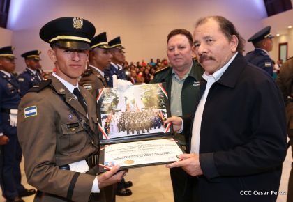 Daniel y Rosario presiden acto de graduación de cadetes del Ejército de Nicaragua