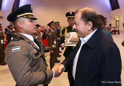 Daniel y Rosario presiden acto de graduación de cadetes del Ejército de Nicaragua