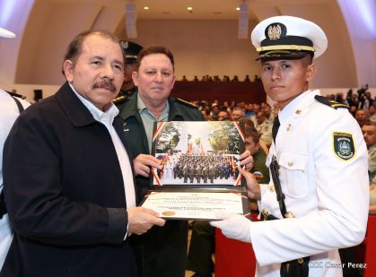 Daniel y Rosario presiden acto de graduación de cadetes del Ejército de Nicaragua