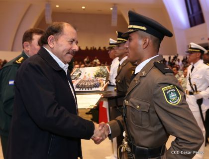 Daniel y Rosario presiden acto de graduación de cadetes del Ejército de Nicaragua