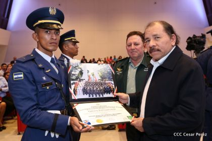 Daniel y Rosario presiden acto de graduación de cadetes del Ejército de Nicaragua