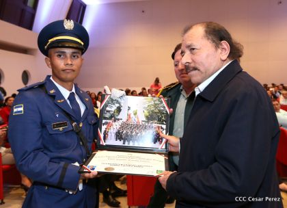 Daniel y Rosario presiden acto de graduación de cadetes del Ejército de Nicaragua