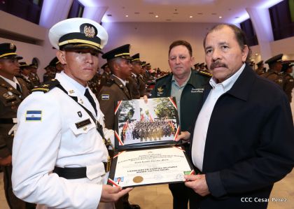 Daniel y Rosario presiden acto de graduación de cadetes del Ejército de Nicaragua