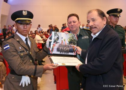 Daniel y Rosario presiden acto de graduación de cadetes del Ejército de Nicaragua