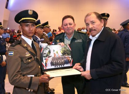 Daniel y Rosario presiden acto de graduación de cadetes del Ejército de Nicaragua
