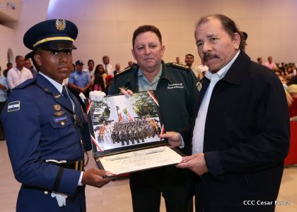 Daniel y Rosario presiden acto de graduación de cadetes del Ejército de Nicaragua