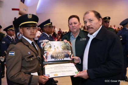 Daniel y Rosario presiden acto de graduación de cadetes del Ejército de Nicaragua