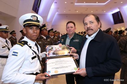 Daniel y Rosario presiden acto de graduación de cadetes del Ejército de Nicaragua