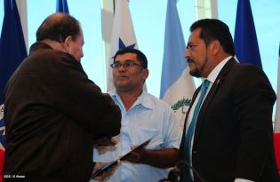 Presidente Daniel se reúne con diputados del PARLACEN