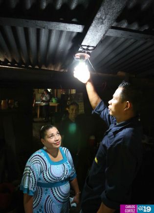 Gobierno lleva energía eléctrica a comunidades de León