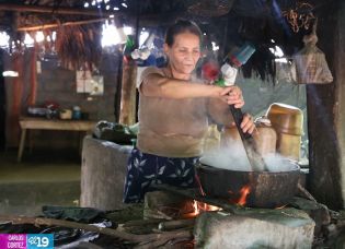Gobierno lleva energía eléctrica a comunidades de León
