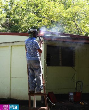 Gobierno lleva energía eléctrica a comunidades de León