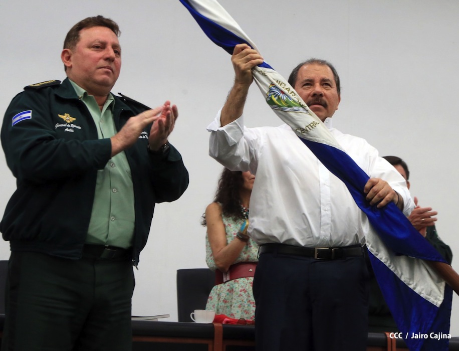 Presidente Daniel recibe Memoria Anual 2012 del Ejército de Nicaragua