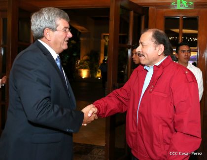Daniel y Rosario reciben credenciales de Presidente y Vicepresidenta de Nicaragua