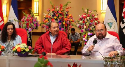 Daniel y Rosario reciben credenciales de Presidente y Vicepresidenta de Nicaragua