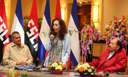 Daniel y Rosario reciben credenciales de Presidente y Vicepresidenta de Nicaragua
