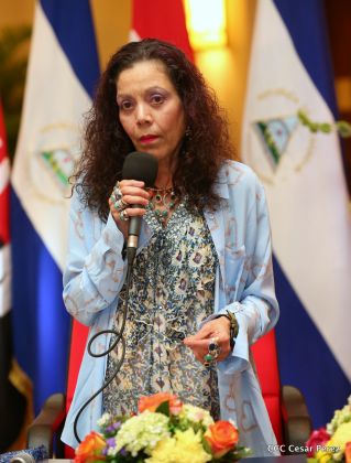 Daniel y Rosario reciben credenciales de Presidente y Vicepresidenta de Nicaragua