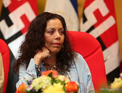 Daniel y Rosario reciben credenciales de Presidente y Vicepresidenta de Nicaragua