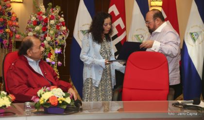 Daniel y Rosario reciben credenciales de Presidente y Vicepresidenta de Nicaragua