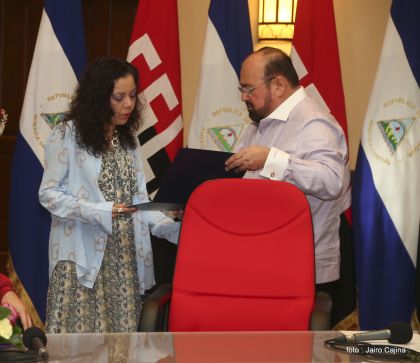 Daniel y Rosario reciben credenciales de Presidente y Vicepresidenta de Nicaragua