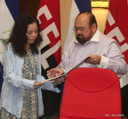 Daniel y Rosario reciben credenciales de Presidente y Vicepresidenta de Nicaragua