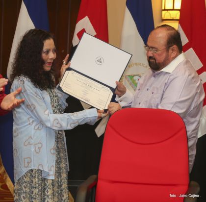 Daniel y Rosario reciben credenciales de Presidente y Vicepresidenta de Nicaragua
