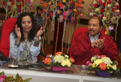 Daniel y Rosario reciben credenciales de Presidente y Vicepresidenta de Nicaragua