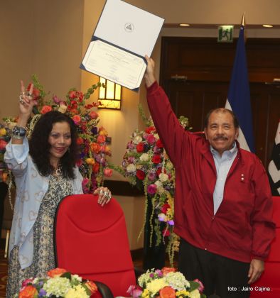 Daniel y Rosario reciben credenciales de Presidente y Vicepresidenta de Nicaragua