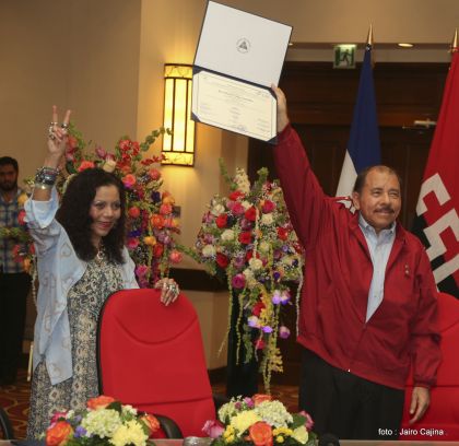 Daniel y Rosario reciben credenciales de Presidente y Vicepresidenta de Nicaragua