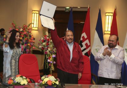 Daniel y Rosario reciben credenciales de Presidente y Vicepresidenta de Nicaragua