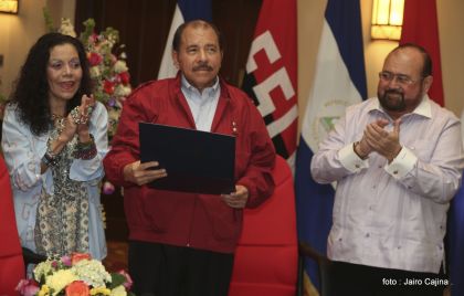 Daniel y Rosario reciben credenciales de Presidente y Vicepresidenta de Nicaragua