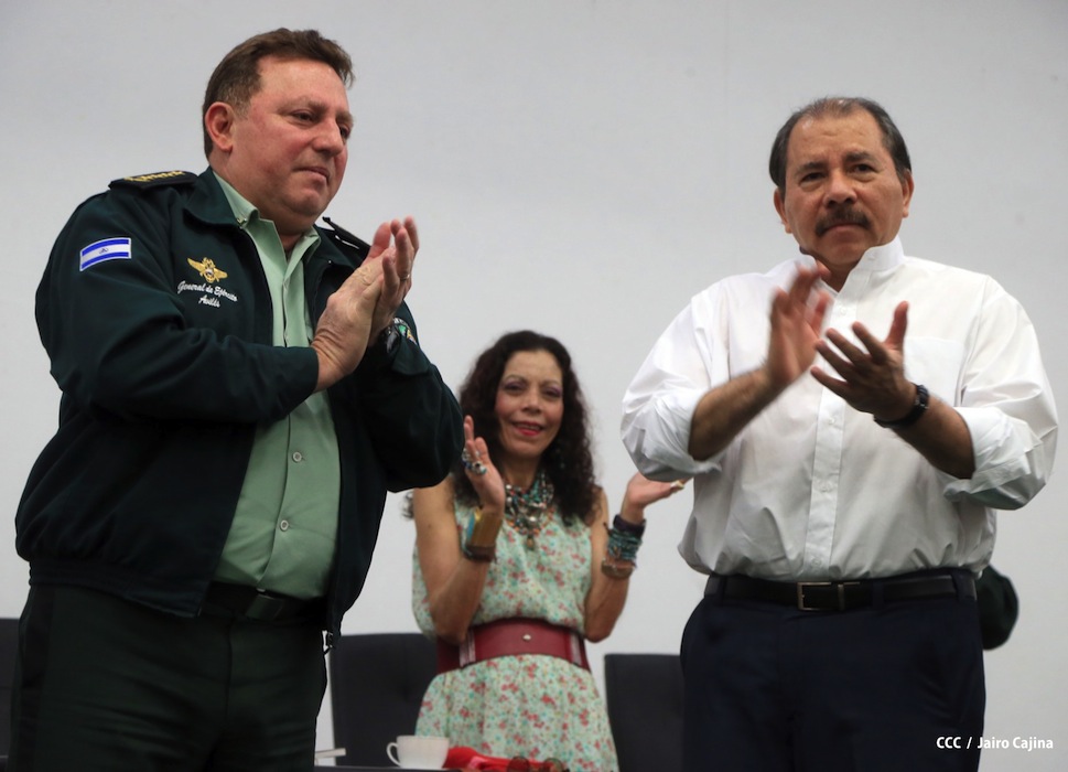 Presidente Daniel recibe Memoria Anual 2012 del Ejército de Nicaragua