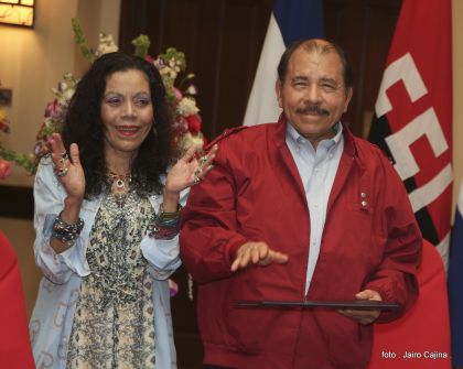 Daniel y Rosario reciben credenciales de Presidente y Vicepresidenta de Nicaragua
