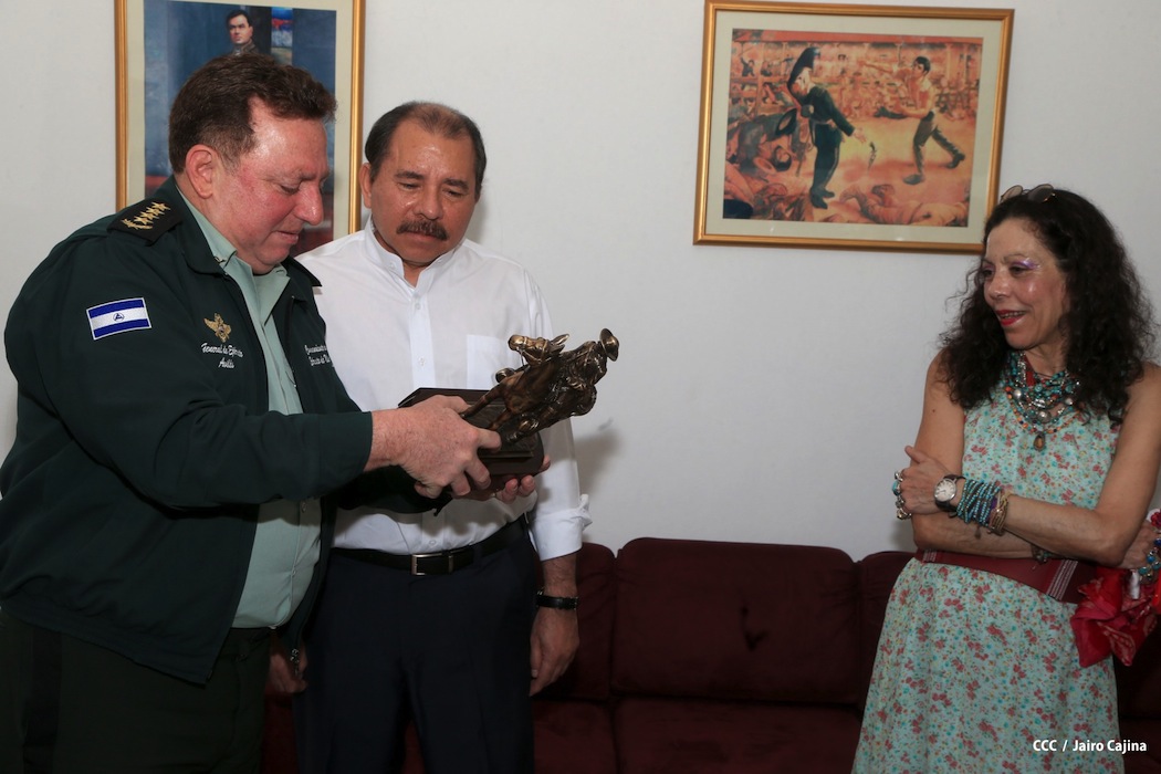 Presidente Daniel recibe Memoria Anual 2012 del Ejército de Nicaragua