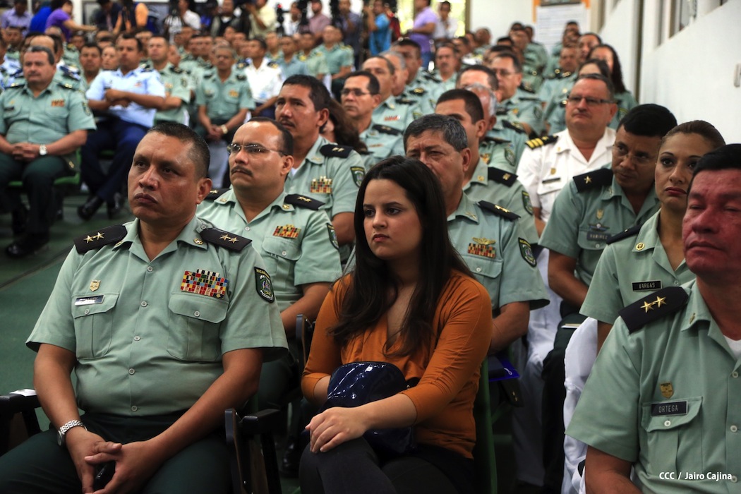 Presidente Daniel recibe Memoria Anual 2012 del Ejército de Nicaragua