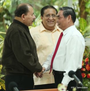 Presidente Daniel recibe a delegación de Vietnam