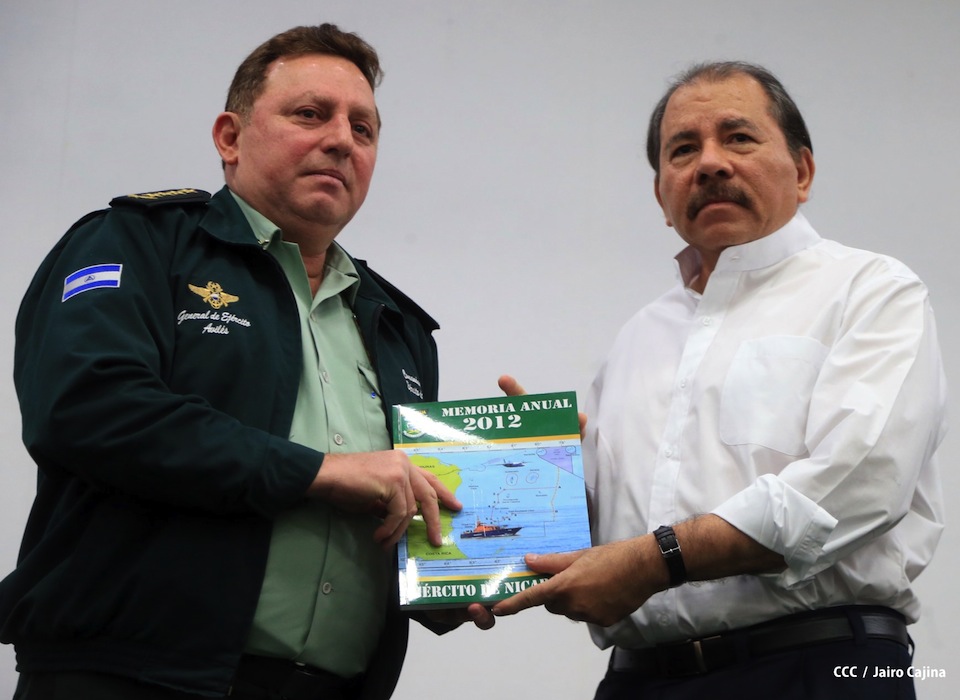 Presidente Daniel recibe Memoria Anual 2012 del Ejército de Nicaragua