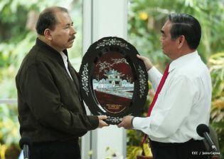 Presidente Daniel recibe a delegación de Vietnam