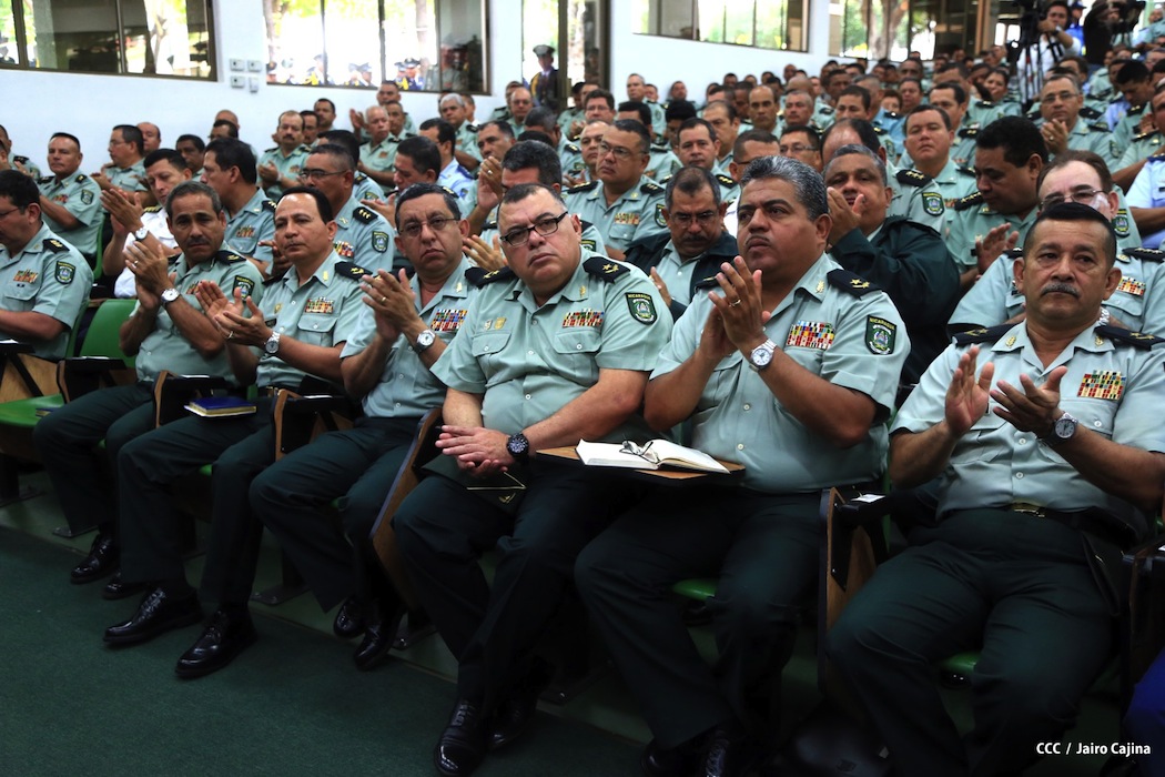 Presidente Daniel recibe Memoria Anual 2012 del Ejército de Nicaragua