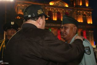 Daniel y Rosario presidente acto 34 Aniversario del Ejército