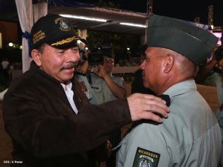 Daniel y Rosario presidente acto 34 Aniversario del Ejército