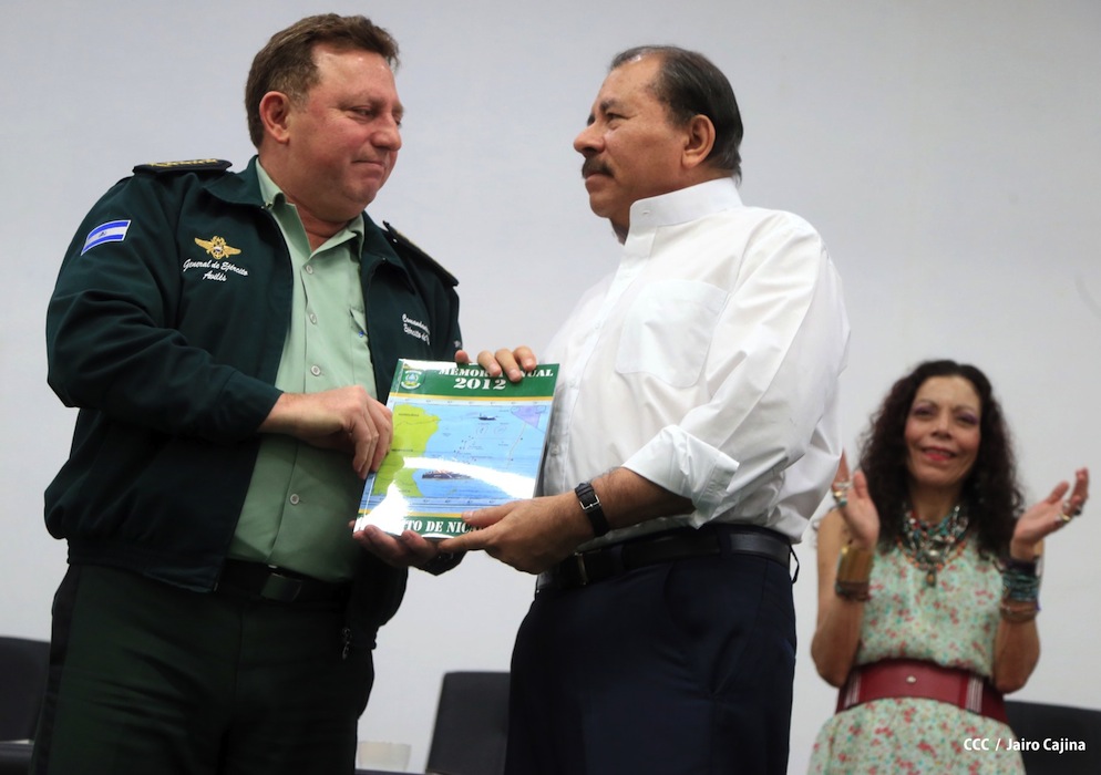 Presidente Daniel recibe Memoria Anual 2012 del Ejército de Nicaragua