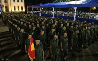 Daniel y Rosario presidente acto 34 Aniversario del Ejército