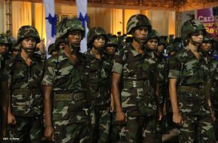 Daniel y Rosario presidente acto 34 Aniversario del Ejército