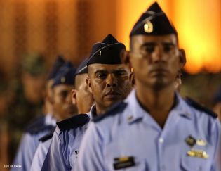 Daniel y Rosario presidente acto 34 Aniversario del Ejército